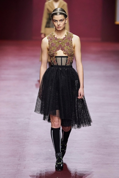 Российская модель открыла показ Dior, который посвятили светлому будущему