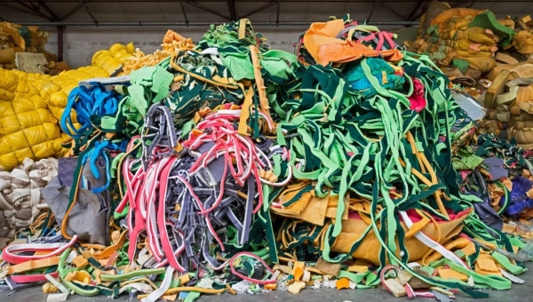 В Тамбовской области обнаружили огромную свалку из текстильных отходов