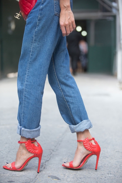Back to 90s: 5 способов носить mom-джинсы