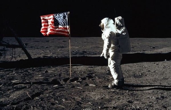 ИИ отменил высадку американцев на Луне, и текстиль помог нейросети