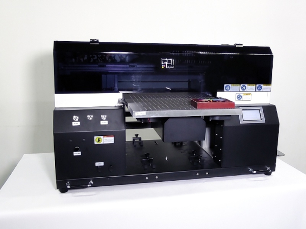 Новый планшетный УФ-принтер GO!Digital UF-600X Plus с опцией DTF-печати и печати на цилиндрических заготовках инсталлирован в демозале ГК «РУССКОМ»